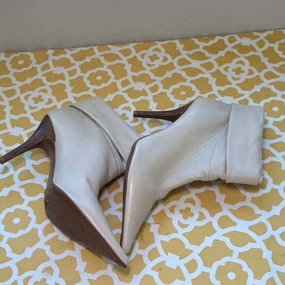 NWOT BCBGirls Cream Ankle Booties 10 - Picture 1 of 12